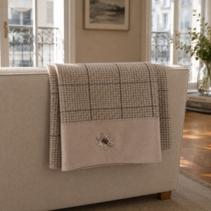 Bed throw rolled 8096