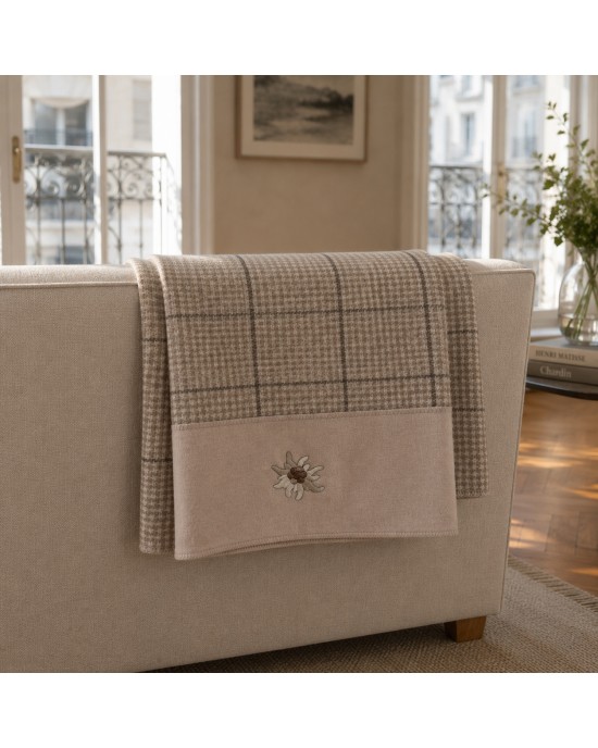 Bed throw rolled 8096